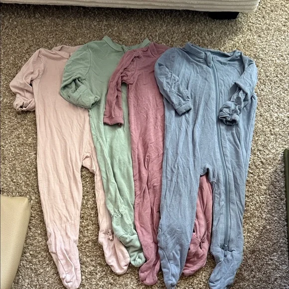 Kyte baby 0-3 month onesies with footsies. 4 total. Great for pajamas. - Picture 1 of 3